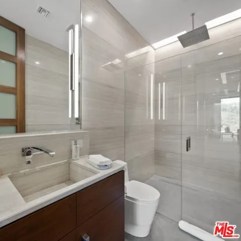 a view of a chair and tables in the back yard of the house