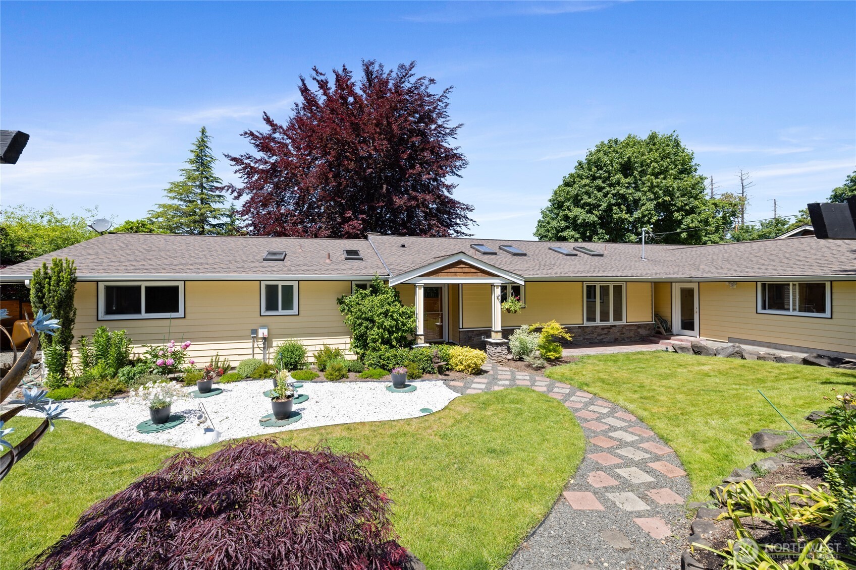 295 Southeast Bayview Road Shelton, WA 98584 - Photo 4 of 40 a front view of a house with garden