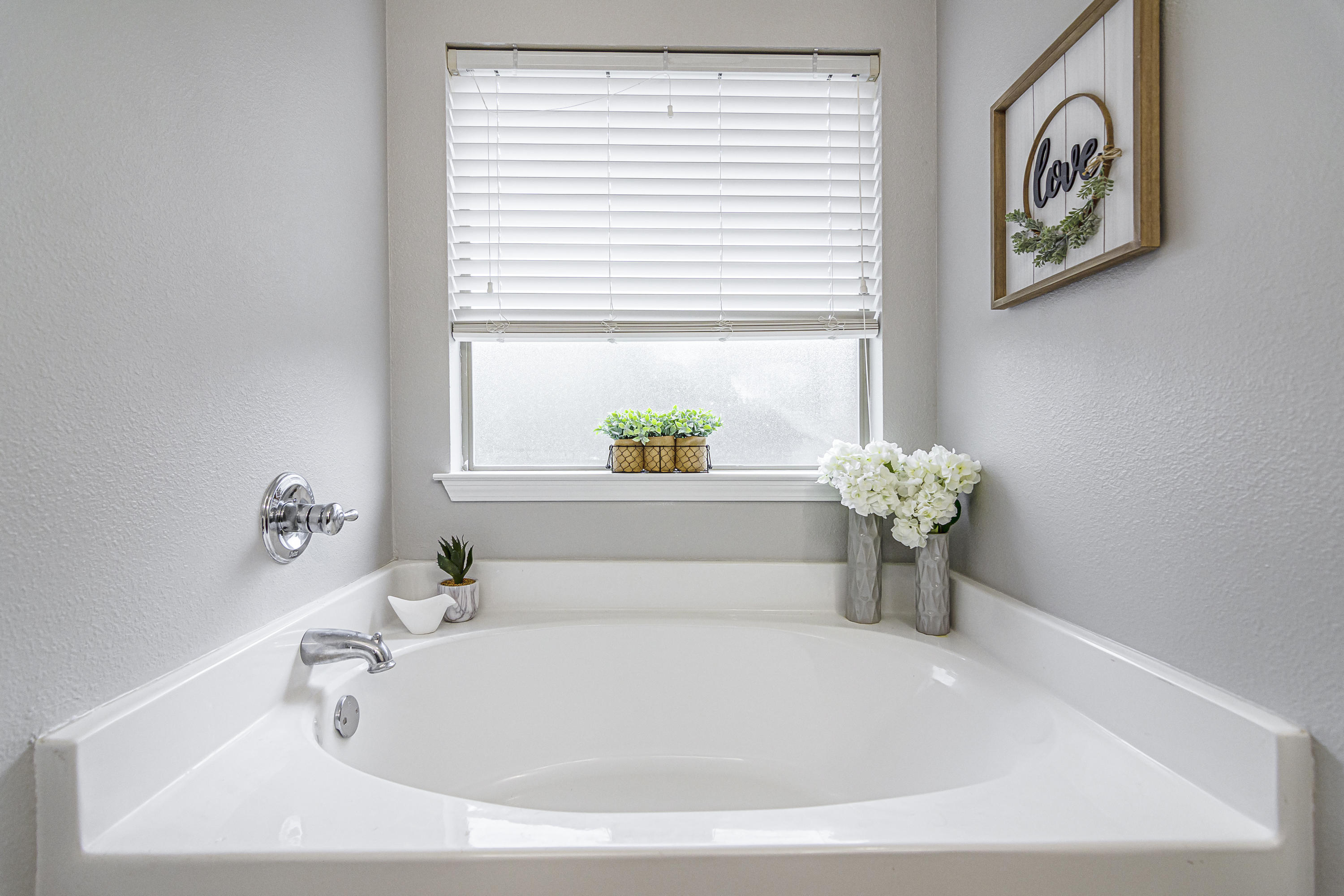 809 Yew Circle Crestview, FL 32536 - Photo 20 of 24 a bathroom with a bathtub and a window