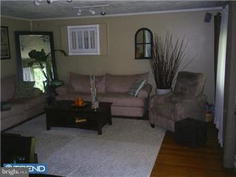 40 Langdon Road Burlington, NJ 08016 - Photo 8 of 12 Living Room