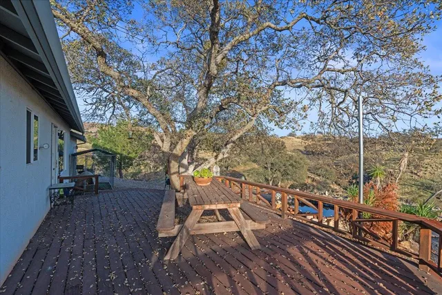 a view of entryway with garden