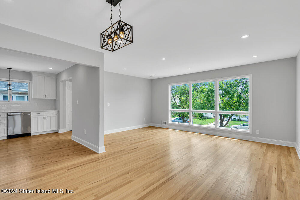 573 Rathbun Avenue Staten Island, NY 10312 - Photo 11 of 37 011_Living Area