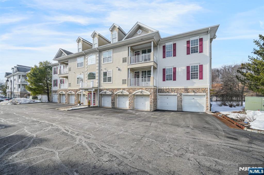 4 Cliff Road, Unit B2 Woodland Park, NJ 07424 - Photo 2 of 27