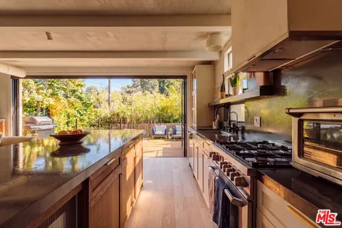 $1,975,000 | 8550 Ridpath Drive, Los Angeles, CA 90046