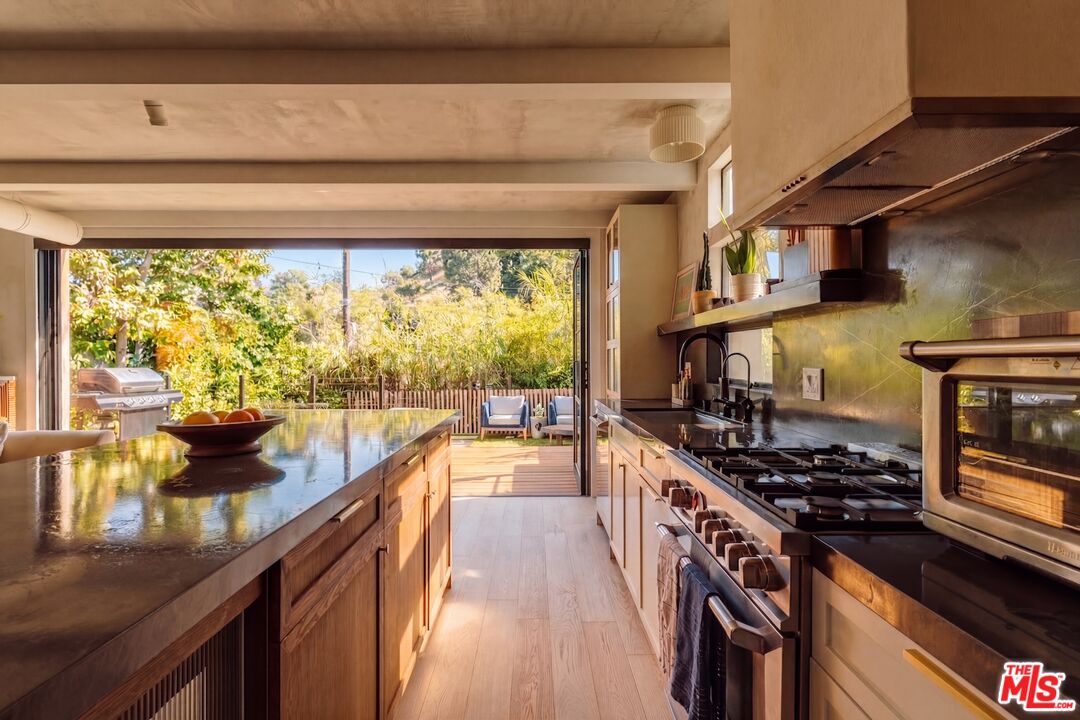 8550 Ridpath Drive Los Angeles, CA 90046 - Photo 5 of 16
