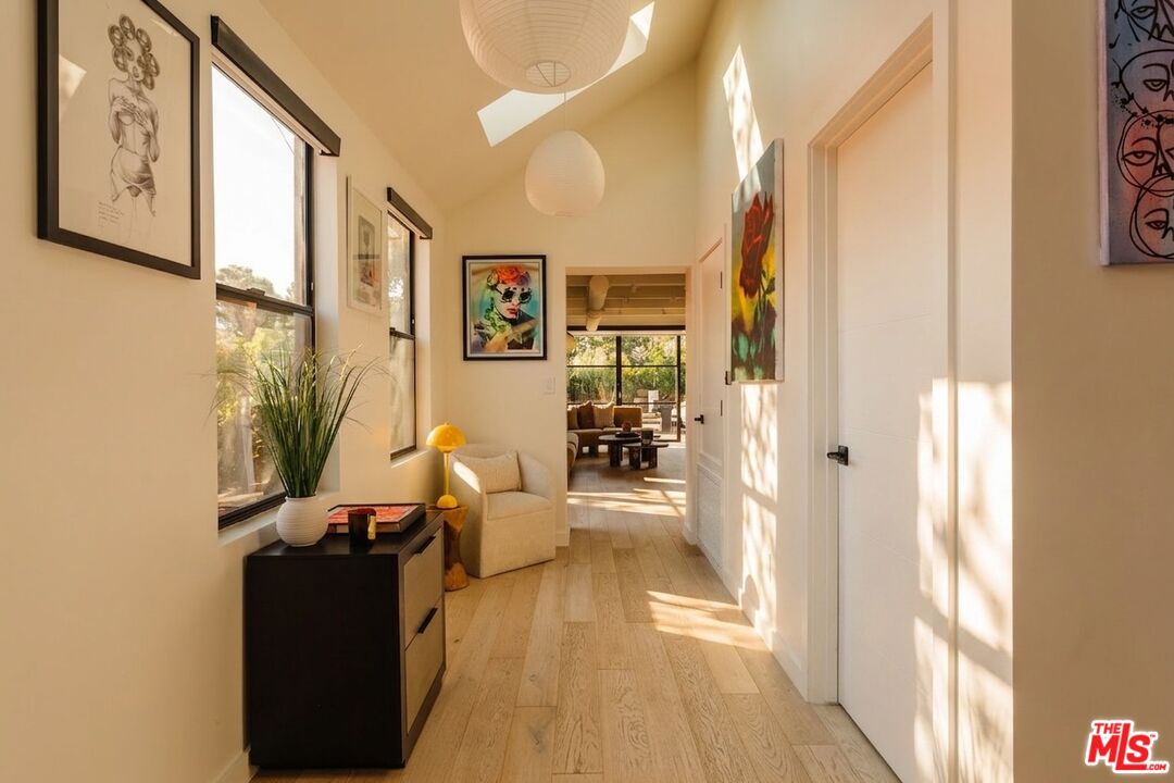 8550 Ridpath Drive Los Angeles, CA 90046 - Photo 7 of 16