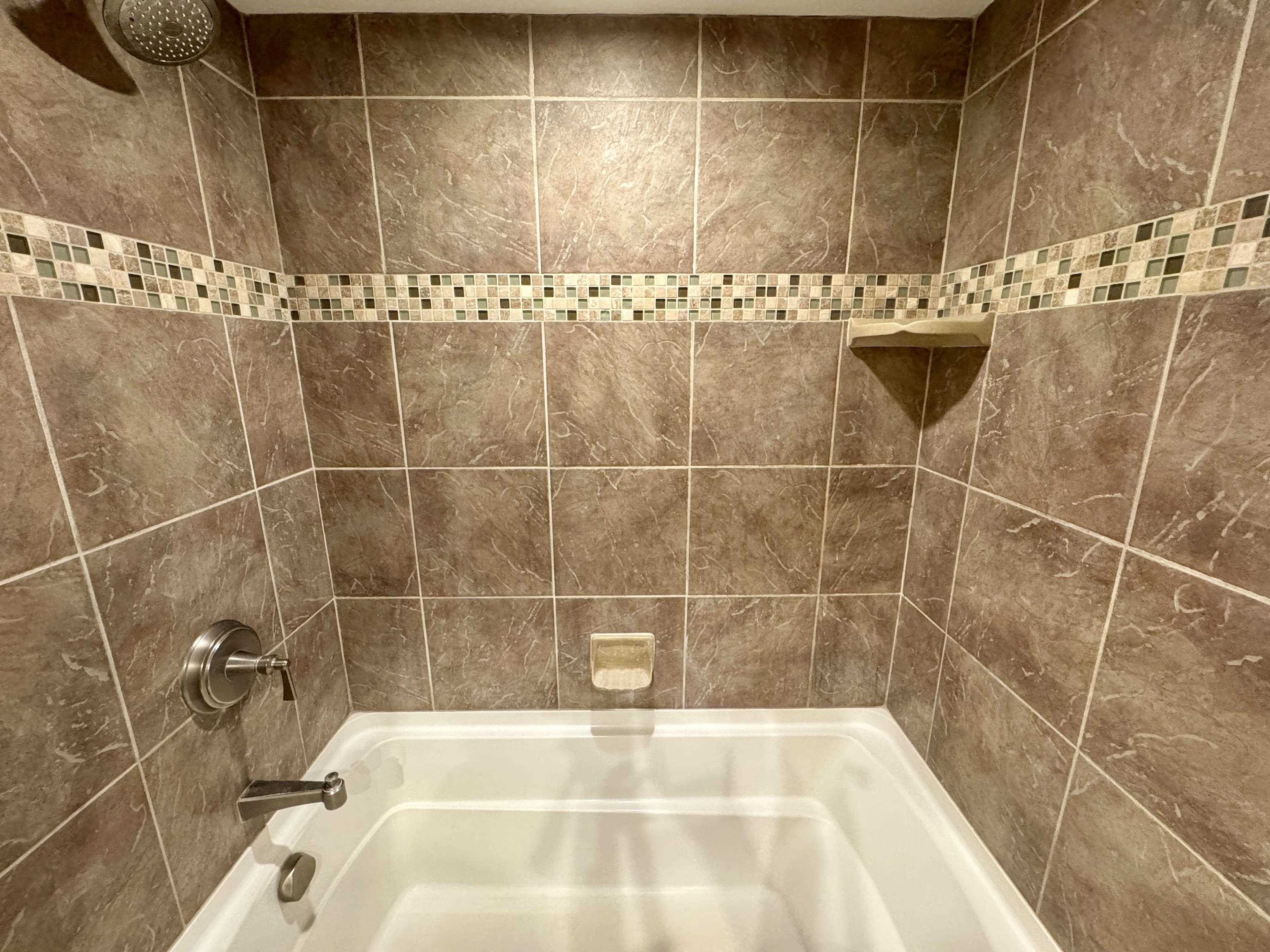 2695 South Kihei Road, Unit 10213 Kihei, HI 96753 - Photo 26 of 37 a bathroom with a bathtub