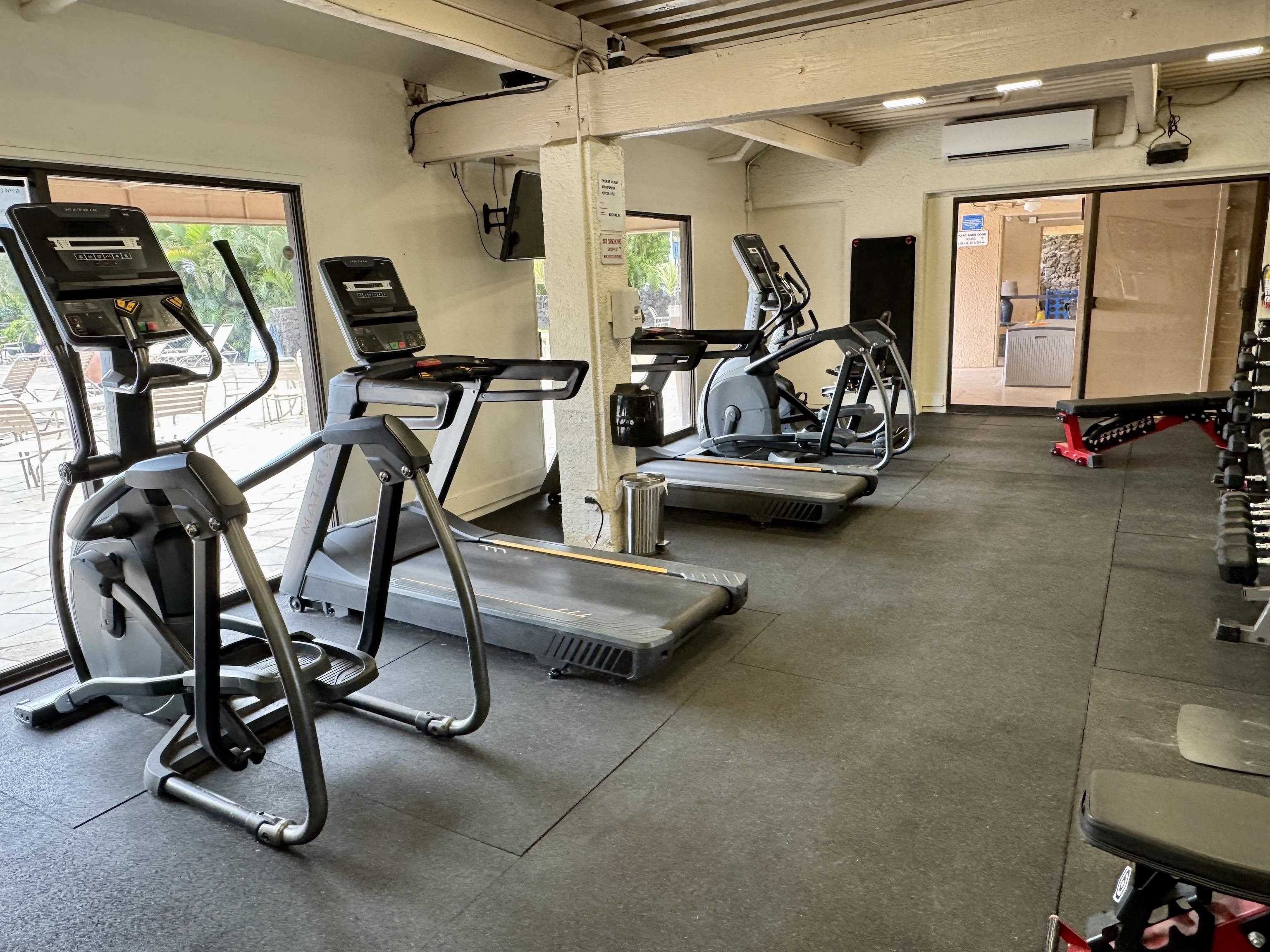 2695 South Kihei Road, Unit 10213 Kihei, HI 96753 - Photo 32 of 37 a view of a room with gym equipment