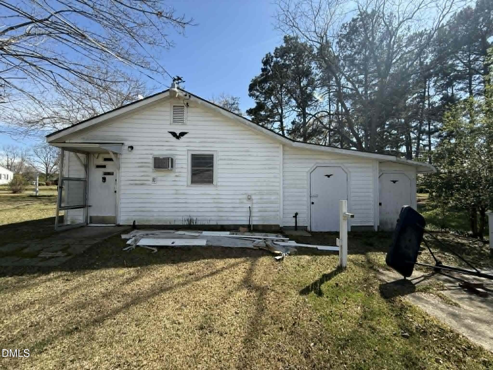 14 South Mason Street Coats, NC 27521 - Photo 2 of 4 a backyard of a house with a large tree