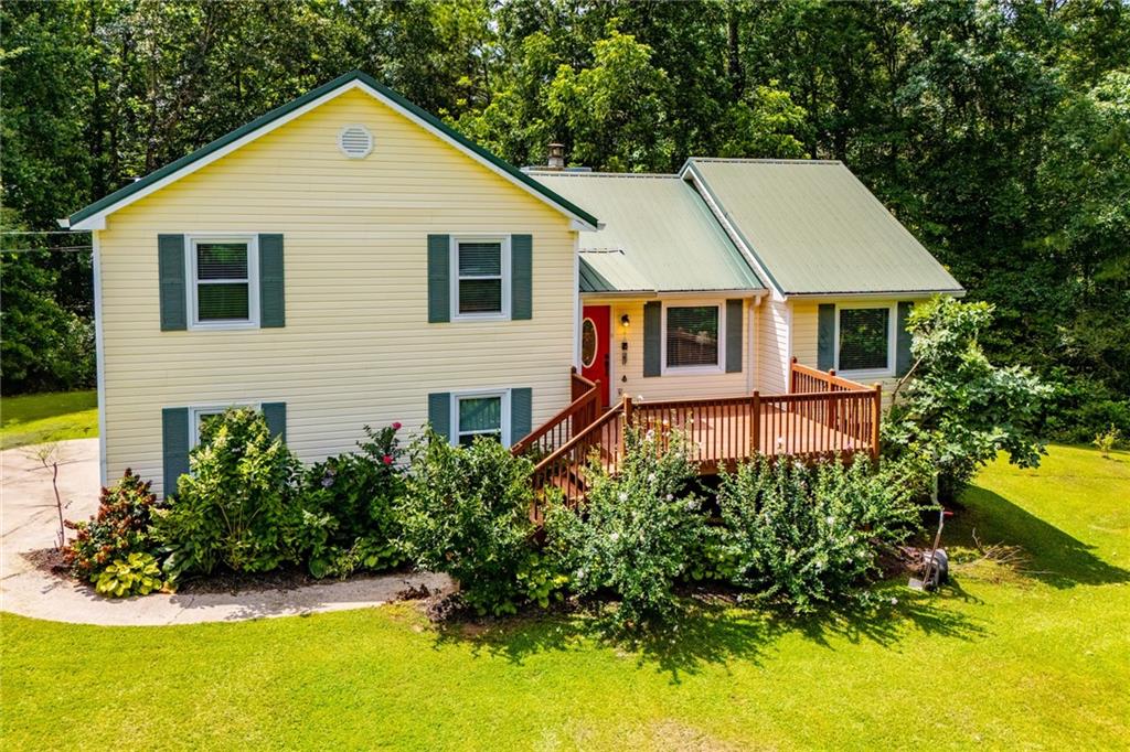 a view of a yard in front of house
