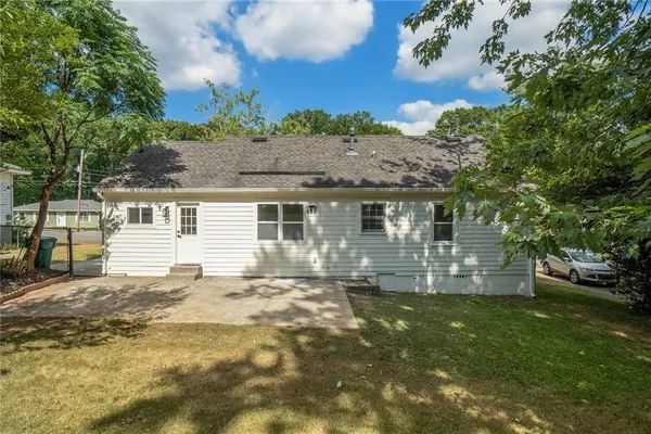 a view of a house with a yard