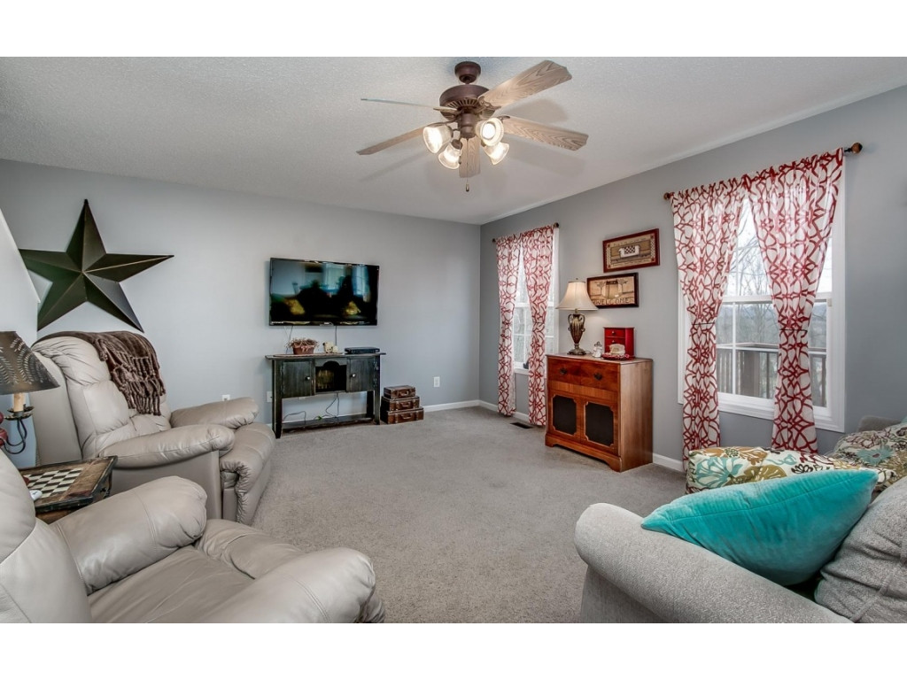 334 Webb Road Piney Flats, TN 37686 - Photo 4 of 22 Living Room