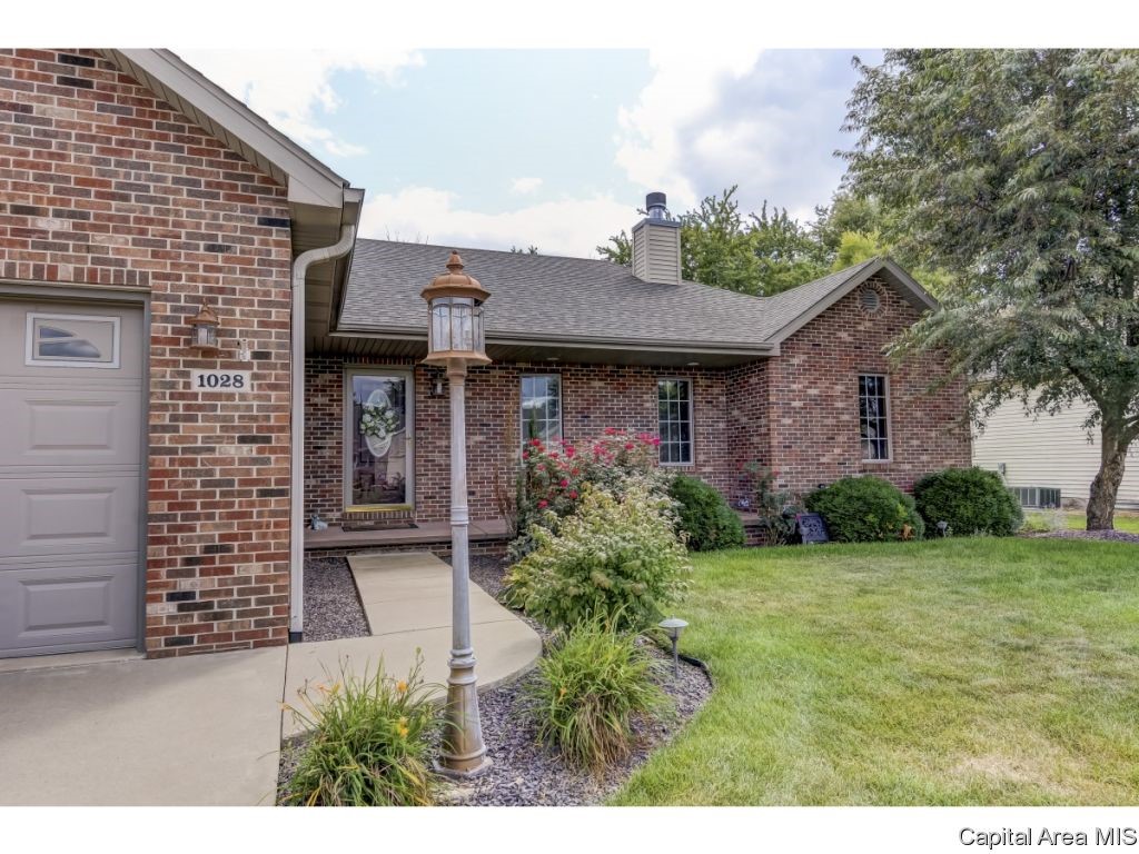 1028 Post Road Springfield, IL 62712 - Photo 2 of 18