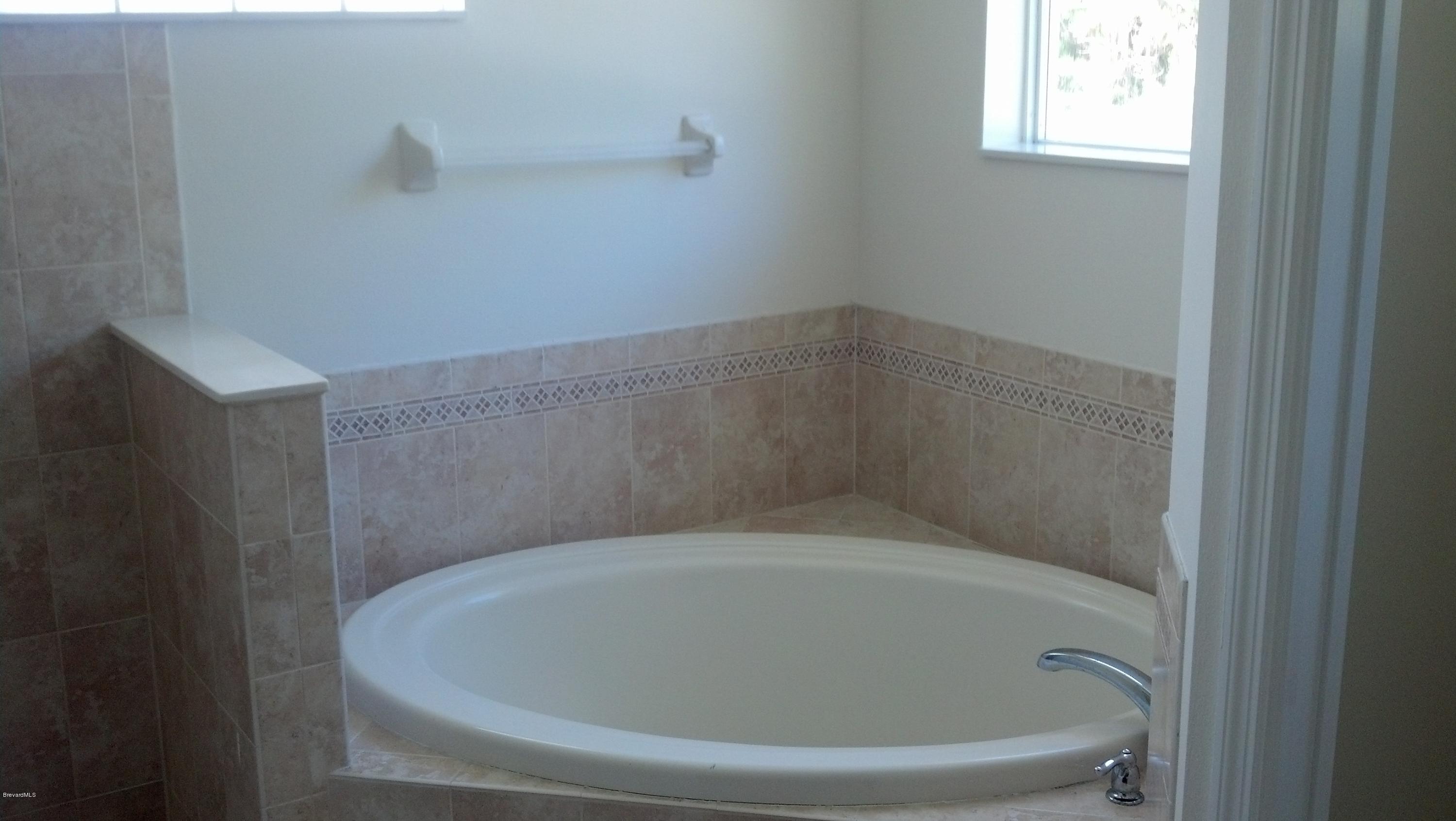 1401 Hanscom Road Southwest Palm Bay, FL 32908 - Photo 8 of 12 HANSCOM TUB