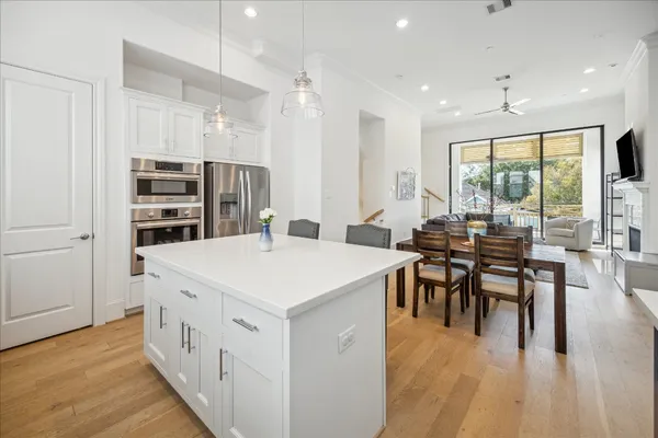 a large kitchen with kitchen island a large island in it