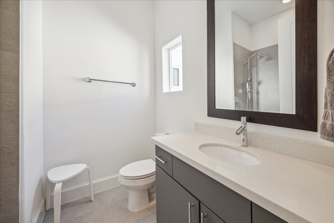 2714 Harvard Street Houston, TX 77008 - Photo 24 of 32 a bathroom with a toilet sink and mirror