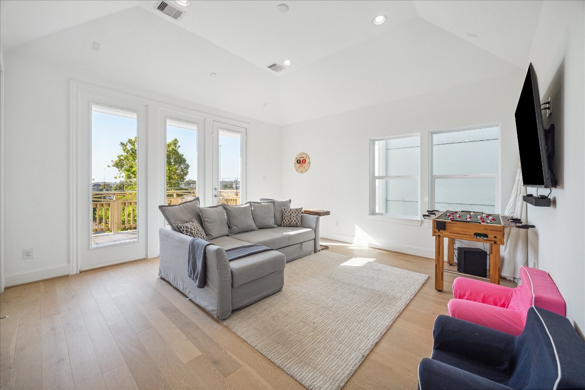 2714 Harvard Street Houston, TX 77008 - Photo 27 of 32 a living room with furniture and a flat screen tv