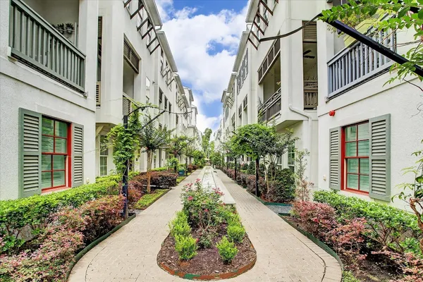 a view of a pathway with house on both side