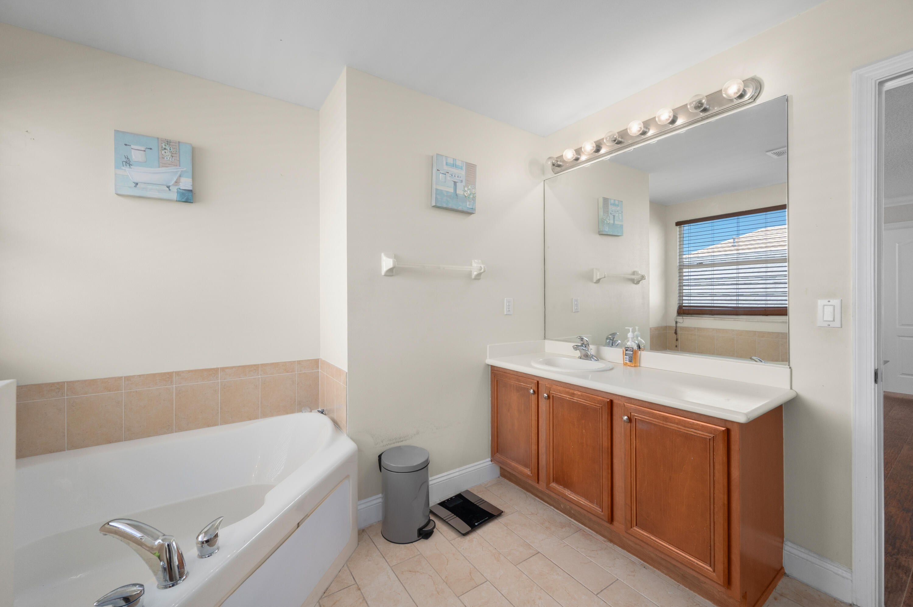 311 Berenger Walk Royal Palm Beach, FL 33414 - Photo 25 of 34 a bathroom with a tub a sink and mirror