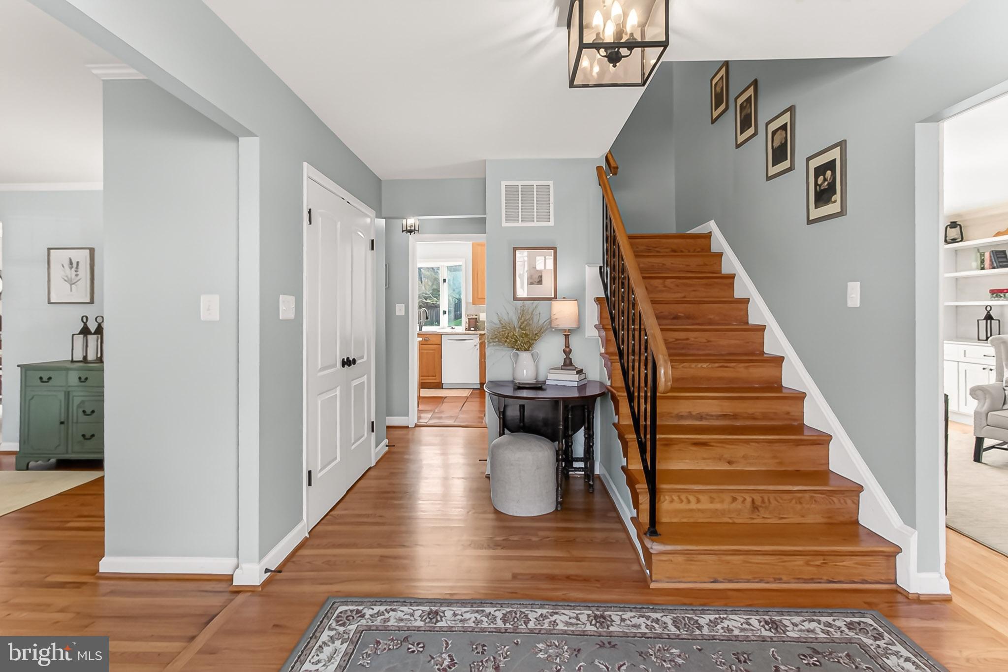 6621 Kerns Road Falls Church, VA 22042 - Photo 4 of 59 Welcoming Foyer
