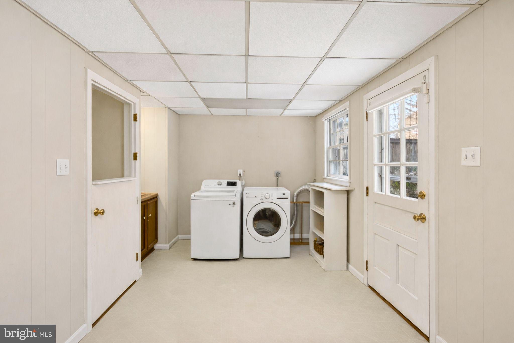 2849 Hideaway Road Fairfax, VA 22031 - Photo 31 of 45 a utility room with dryer and washer