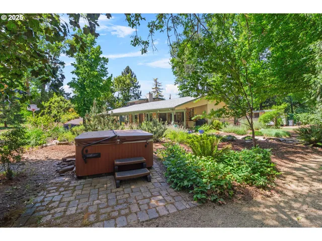 a view of house with outdoor entertaining space