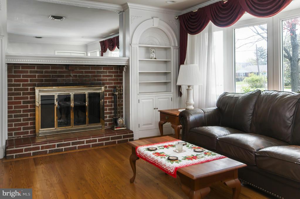 8411 High Ridge Road Ellicott City, MD 21043 - Photo 3 of 30 Living Room