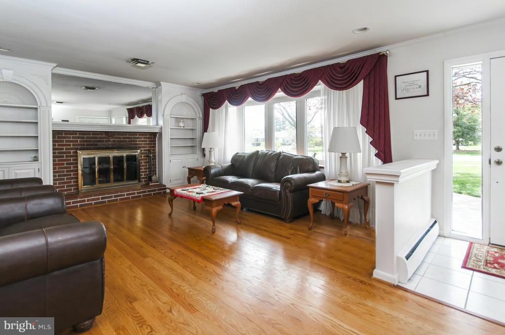 8411 High Ridge Road Ellicott City, MD 21043 - Photo 4 of 30 Living Room