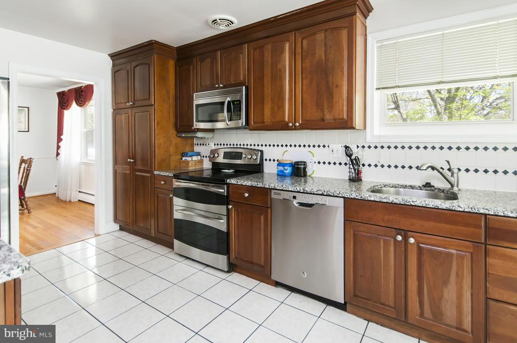 8411 High Ridge Road Ellicott City, MD 21043 - Photo 10 of 30 Kitchen