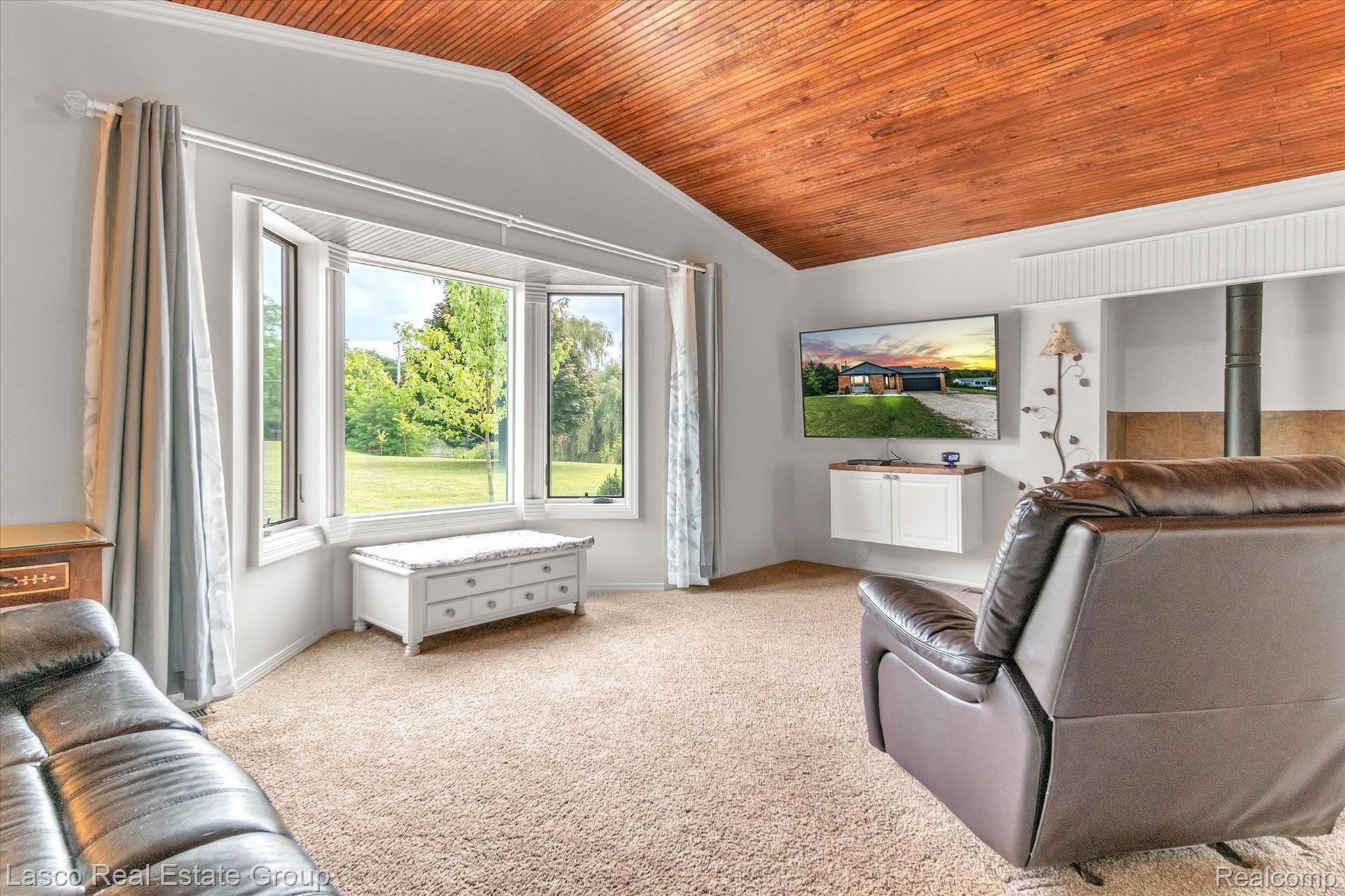 19310 Hickory Ridge Road Fenton, MI 48430 - Photo 4 of 29 Living Room