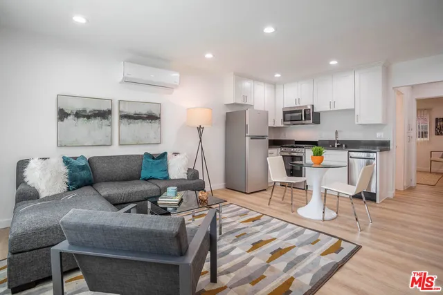 $1,850 | 6244 De Longpre Avenue, Unit 10, Los Angeles, CA 90028