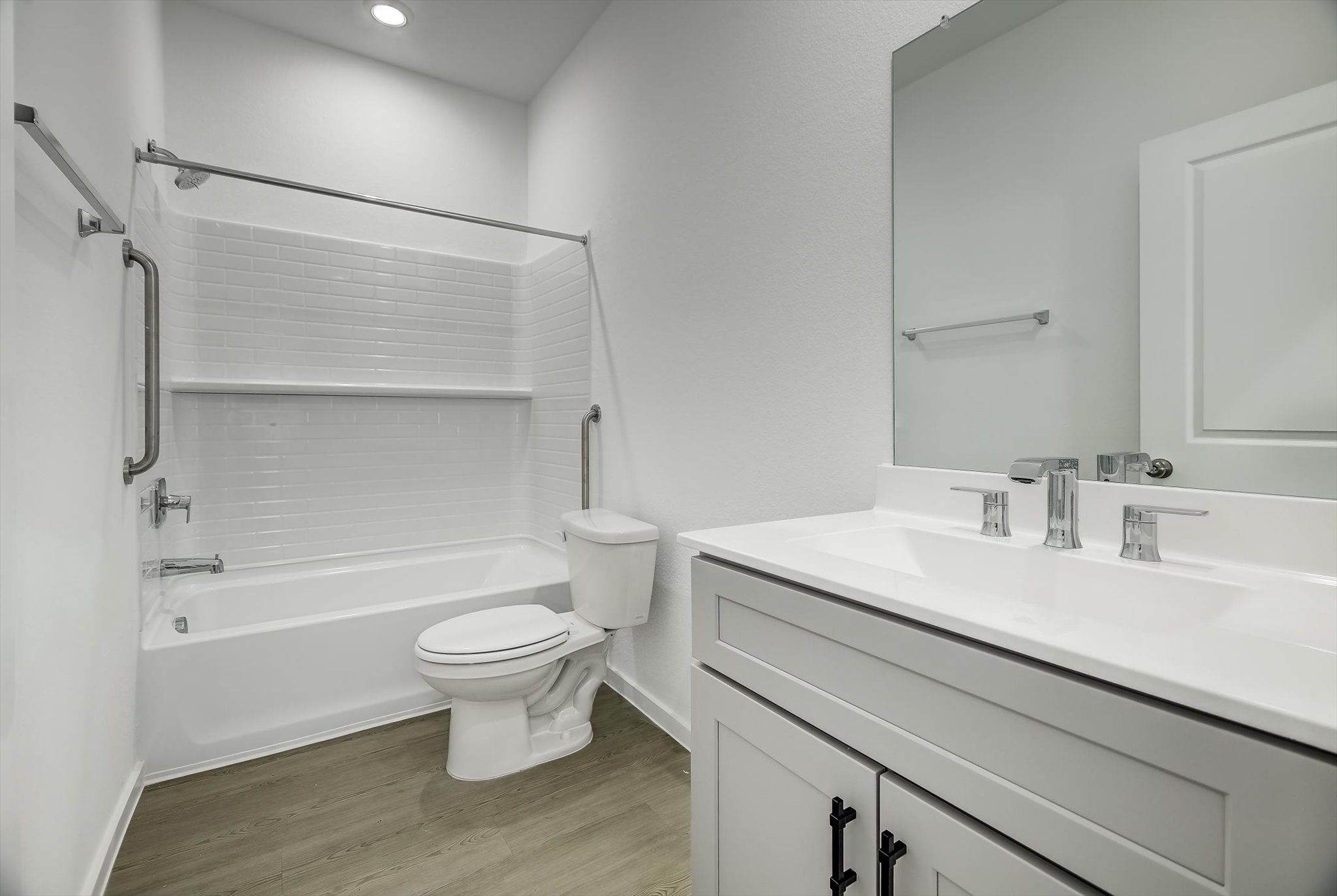 519 Louis Lane Baytown, TX 77523 - Photo 33 of 43 a bathroom with a sink toilet and a bathtub