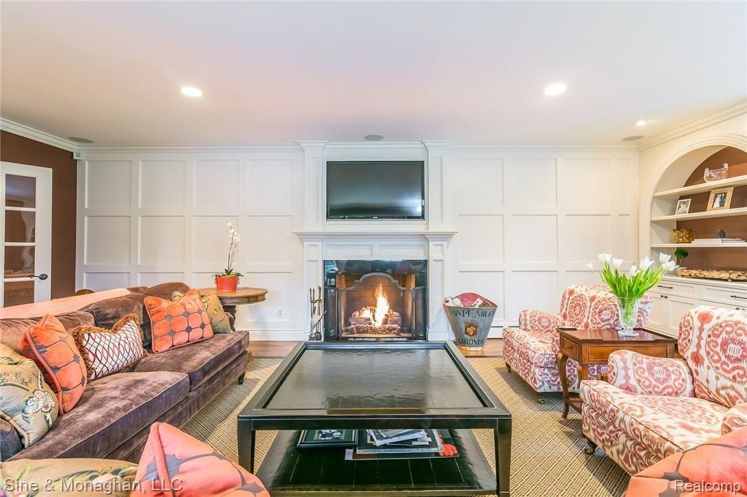 272 Ridge Road Grosse Pointe, MI 48236 - Photo 8 of 53 011-5502997-medium.jpg
