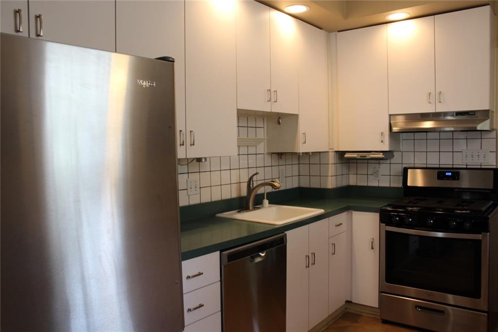 1531 Pennock Road Pittsburgh, PA 15212 - Photo 4 of 14 You will appreciate the eat-in kitchen with newer stainless steel appliances, recessed lighting, porcelain backsplash, and ceramic floor.
