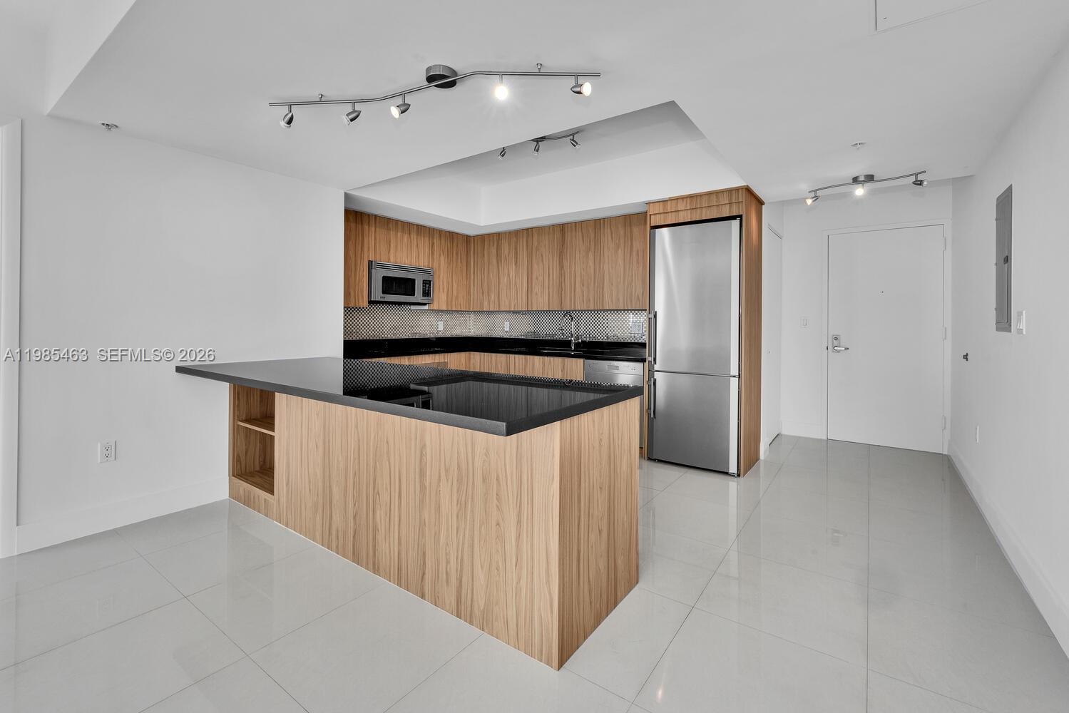 92 Southwest 3rd Street, Unit 3904 Miami, FL 33130 - Photo 8 of 30 a kitchen with stainless steel appliances a refrigerator and a oven