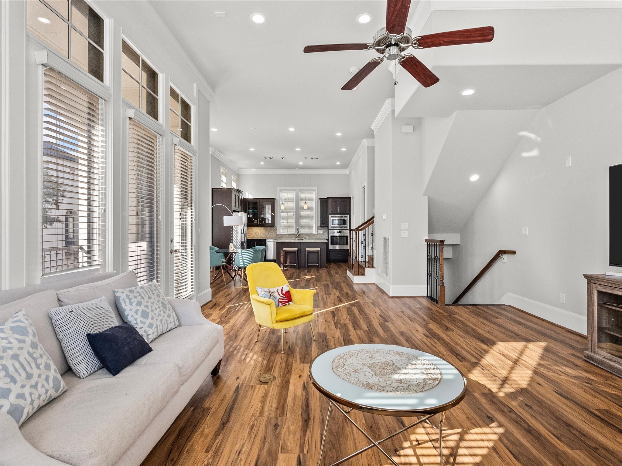 5616 Cohn Terrace Houston, TX 77007 - Photo 11 of 33 a living room with furniture and kitchen view