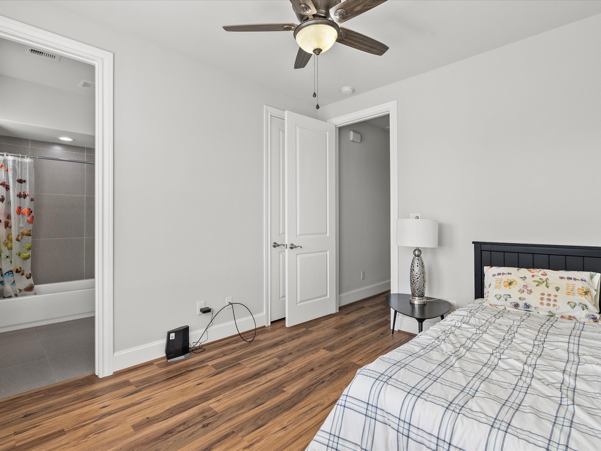 5616 Cohn Terrace Houston, TX 77007 - Photo 23 of 33 a bedroom with a bed and a chandelier