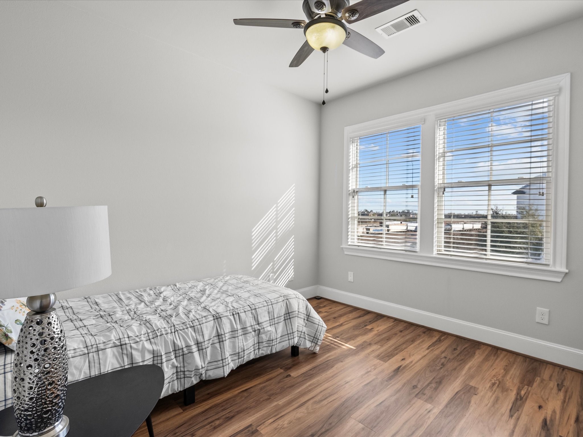 5616 Cohn Terrace Houston, TX 77007 - Photo 24 of 33 a bedroom with bed and window