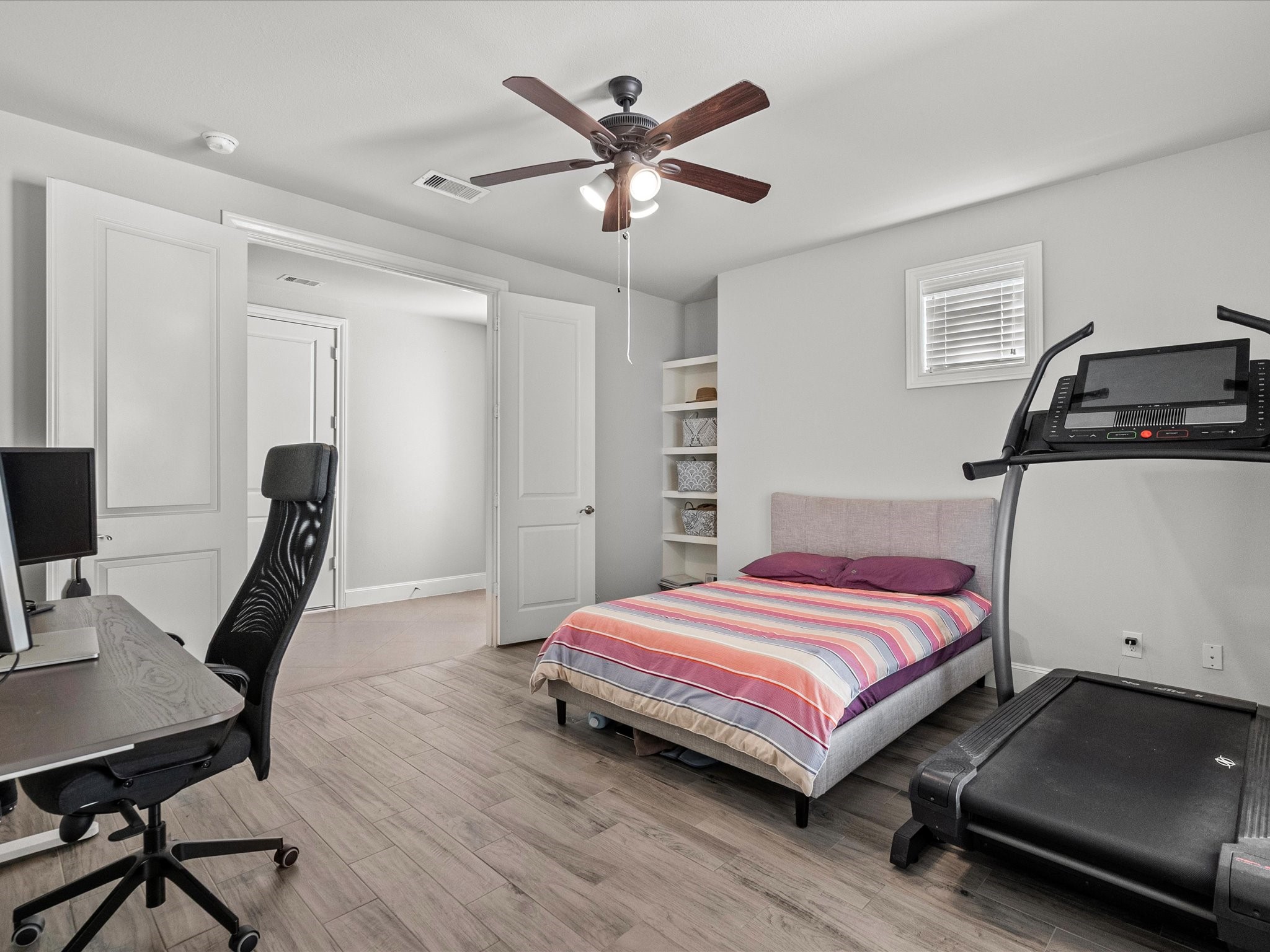 5616 Cohn Terrace Houston, TX 77007 - Photo 25 of 33 a bedroom with a bed and a desk