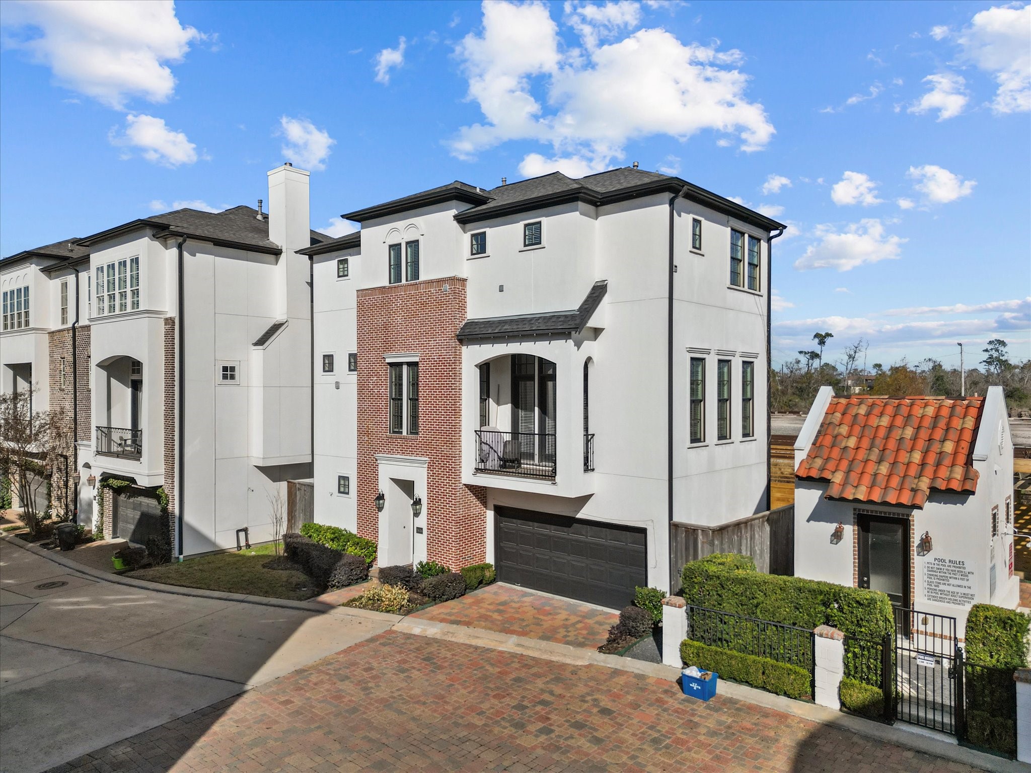 5616 Cohn Terrace Houston, TX 77007 - Photo 31 of 33 a front view of a house with a yard
