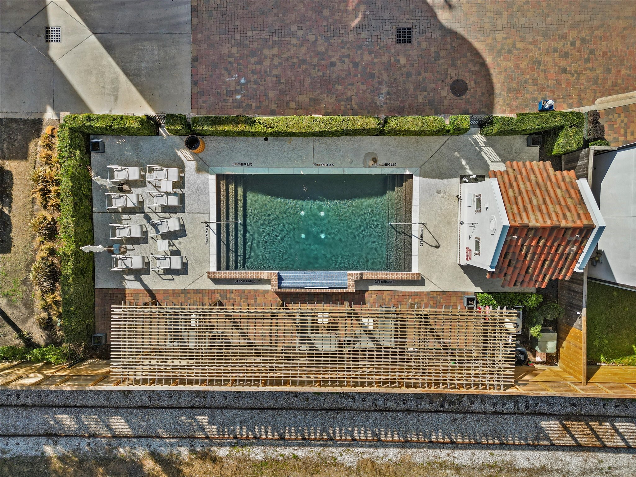 5616 Cohn Terrace Houston, TX 77007 - Photo 33 of 33 a view of a chairs and table in the patio