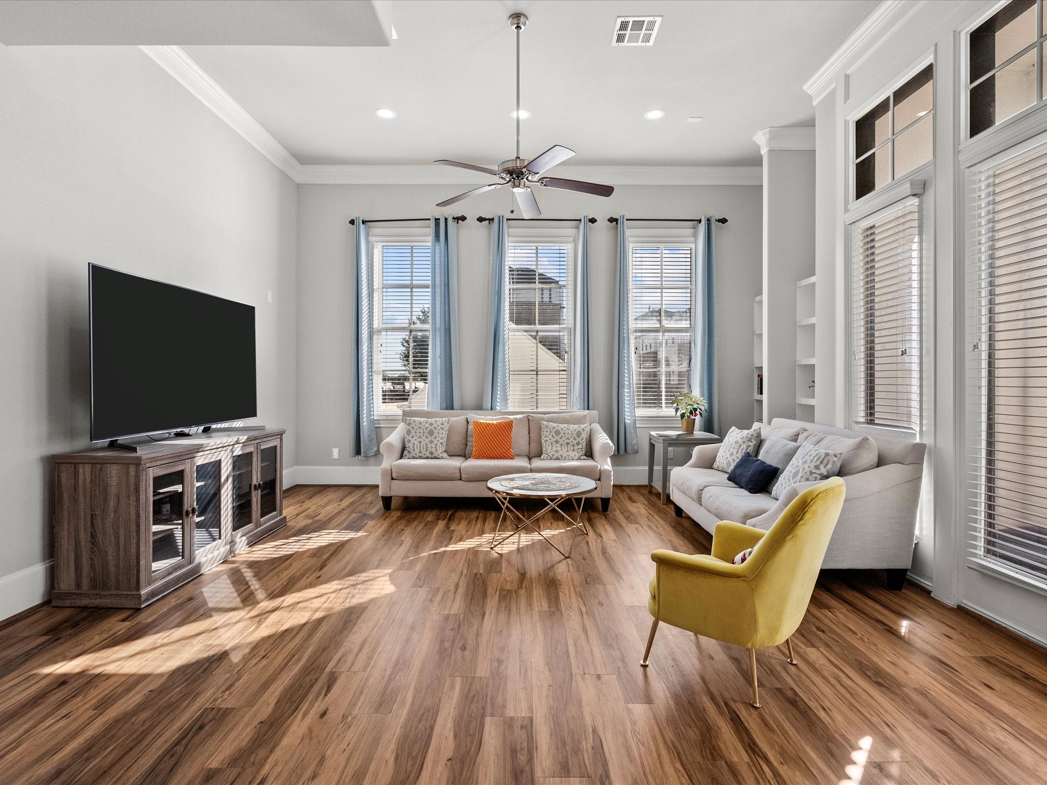 5616 Cohn Terrace Houston, TX 77007 - Photo 7 of 33 a living room with furniture and a flat screen tv