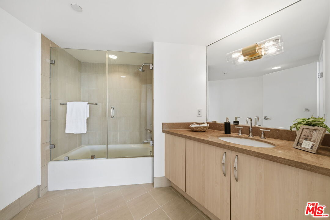 13650 Marina Pointe Drive, Unit 1603 Marina del Rey, CA 90292 - Photo 25 of 75 a bathroom with a tub a sink and mirror