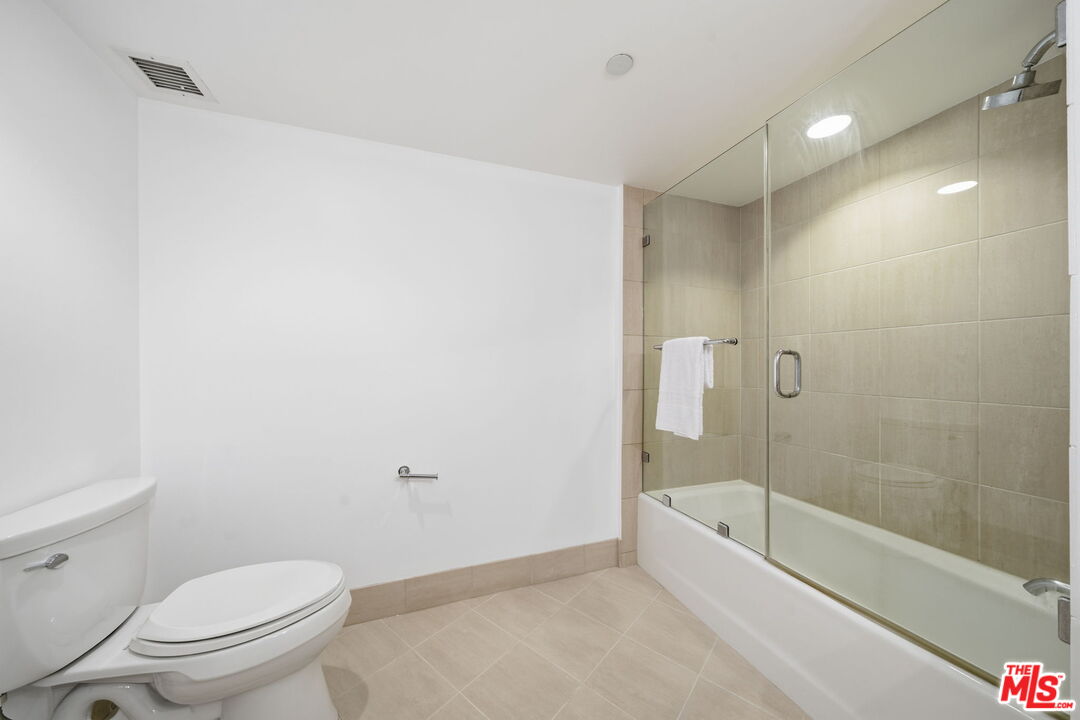 13650 Marina Pointe Drive, Unit 1603 Marina del Rey, CA 90292 - Photo 27 of 75 a bathroom with a toilet and a bathtub