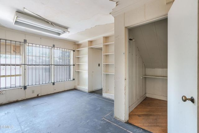 a view of a livingroom with entryway