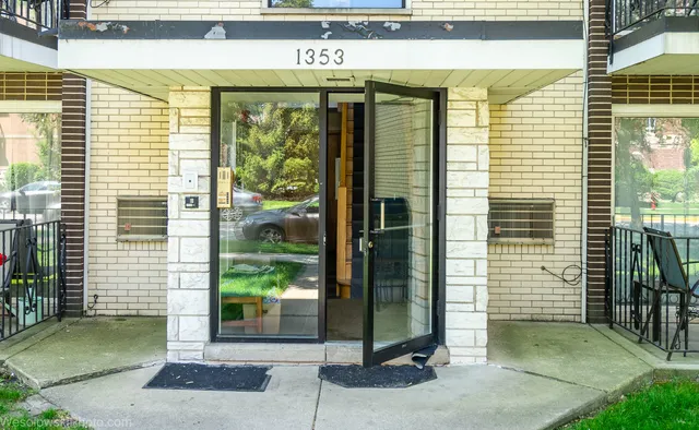 $174,500 | 1353 Perry Street, Unit 5, Des Plaines, IL 60016