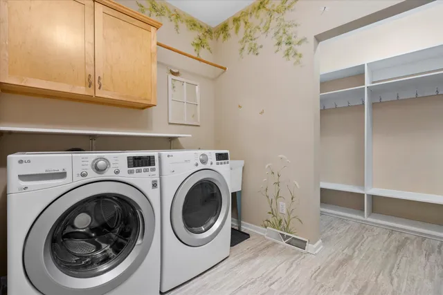 $612,500 | 227 Shore Circle, Oconomowoc, WI 53066