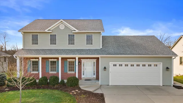 $612,500 | 227 Shore Circle, Oconomowoc, WI 53066