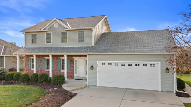 $612,500 | 227 Shore Circle, Oconomowoc, WI 53066