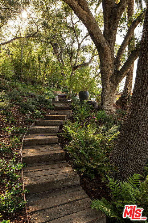 17610 Hidden Oaks Road Encino, CA 91316 - Photo 31 of 34